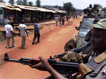 Des combattants de la Seleka en patrouille  Bangui, le 26 mars. 
REUTERS/Alain Amontchi